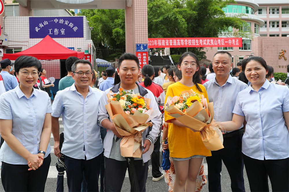 福建：武夷山市学生家长给参加高考子女···