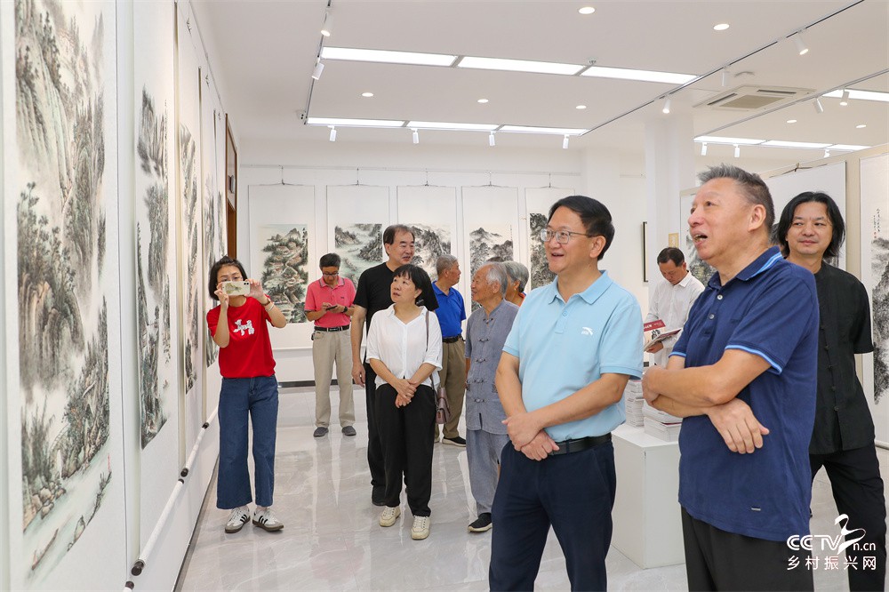 福建武夷山：庆国庆 看画展