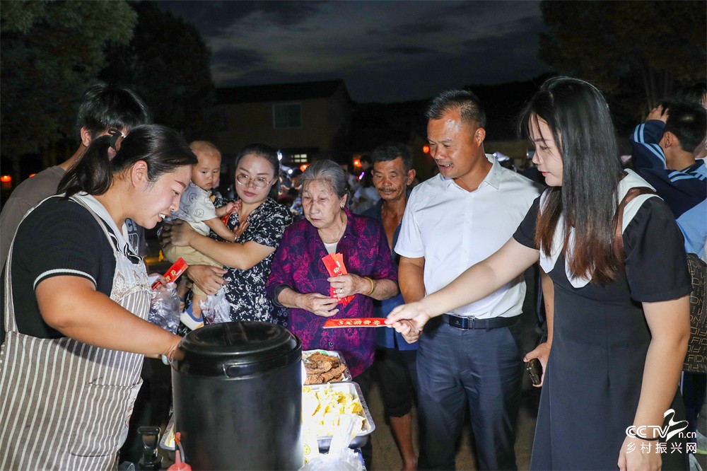 福建武夷山：流通助理推动夜经济带动农···