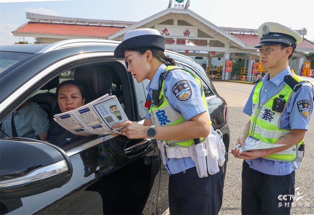 福建武夷山：高速交警为国庆旅游黄金周···