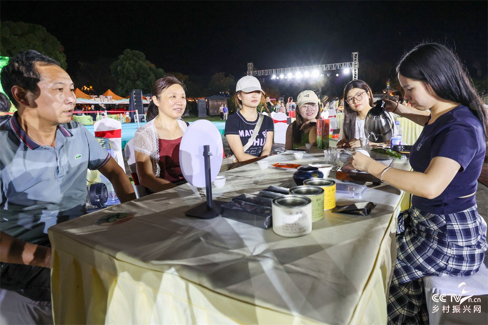 福建武夷山：千人品茗斗茶欢  岩骨花···