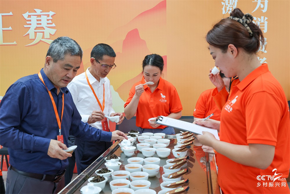 福建武夷山：八马茶业举办武夷岩茶茶王···