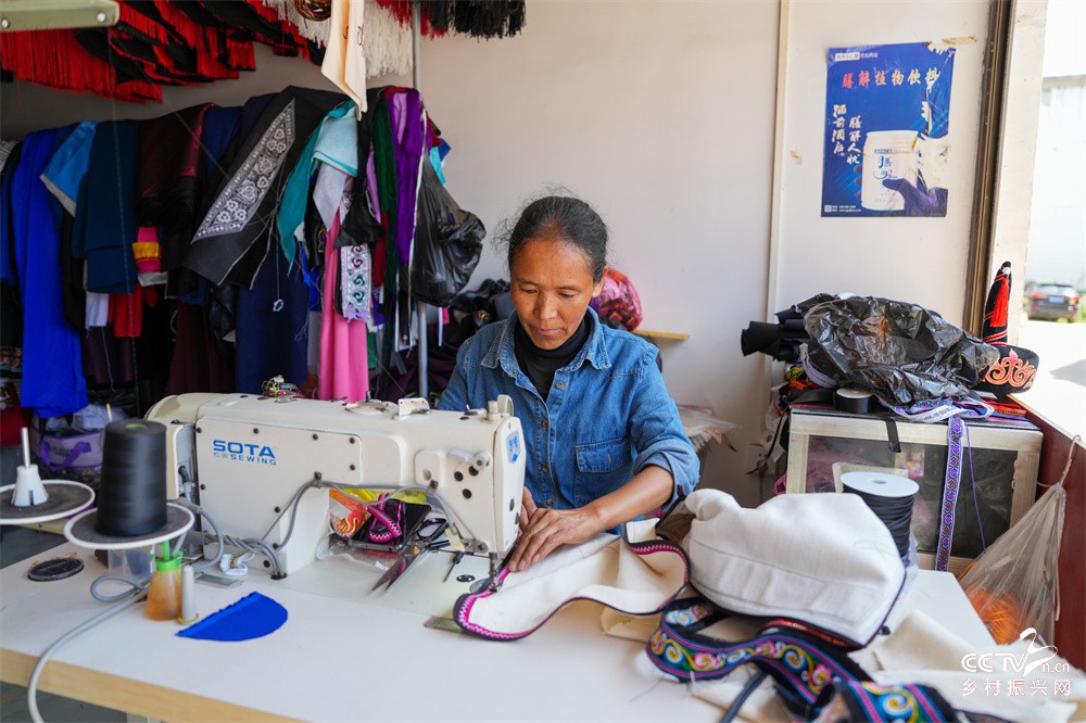 彝族服饰里的板底乡记忆：石榴籽同心筑···