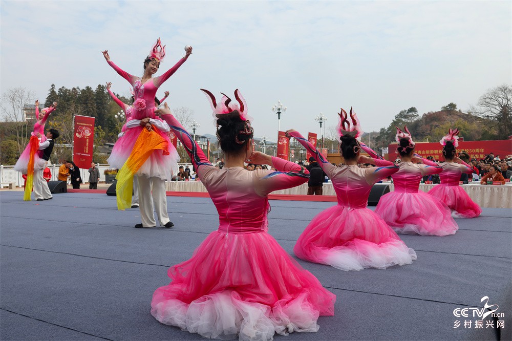 福建：武夷山旅游职业中专学校举办建校···
