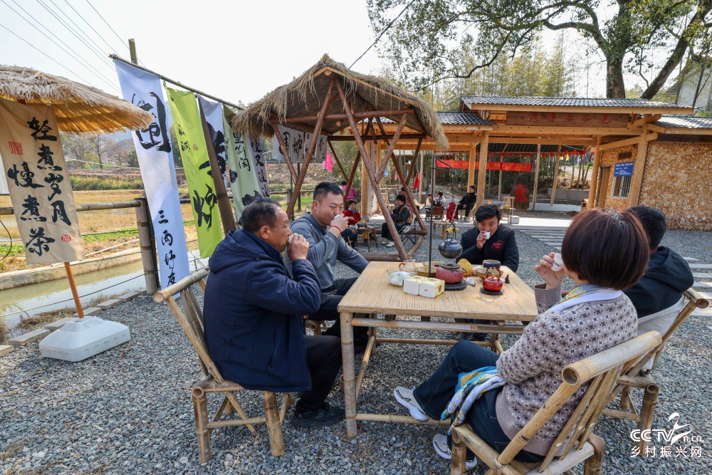 福建武夷山：游人与市民享受着冬日暖阳···