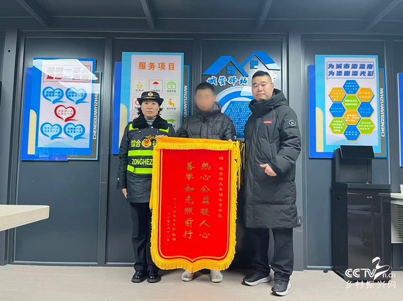 雪夜救助走失少年，梁园城管女子中队获···