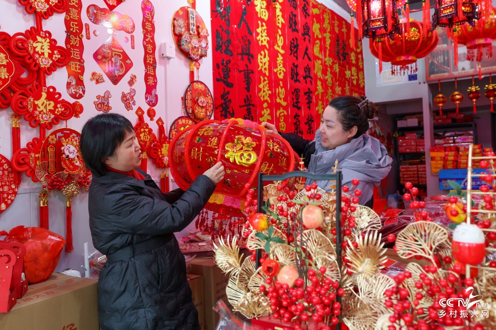 福建武夷山： 选购年货 喜迎新春