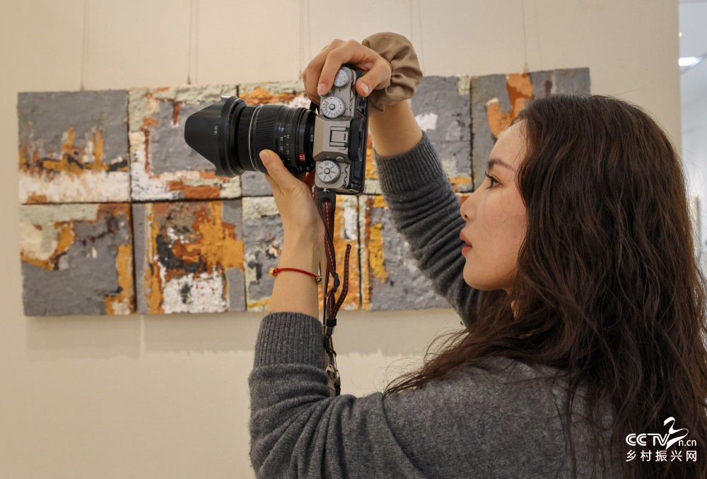 福建武夷山举办岩彩画展