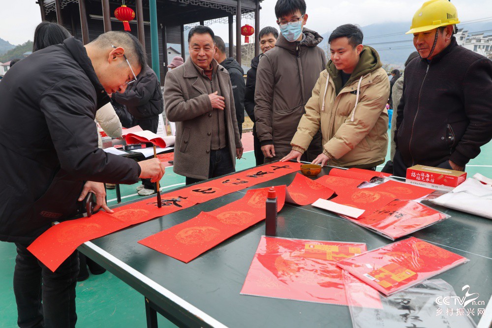 福建武夷山：书法家协会深入乡村为村民···