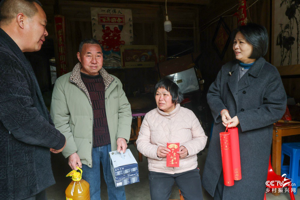 福建武夷山：农商银行到挂点村枫林村走···