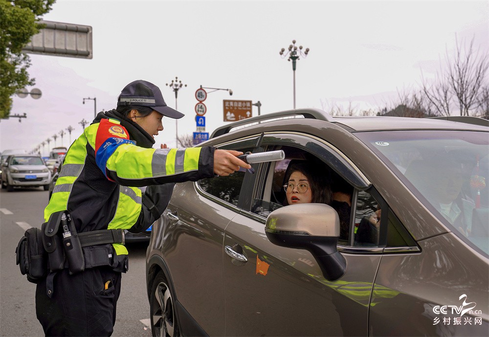 福建武夷山：公安交警坚守一线保畅通
