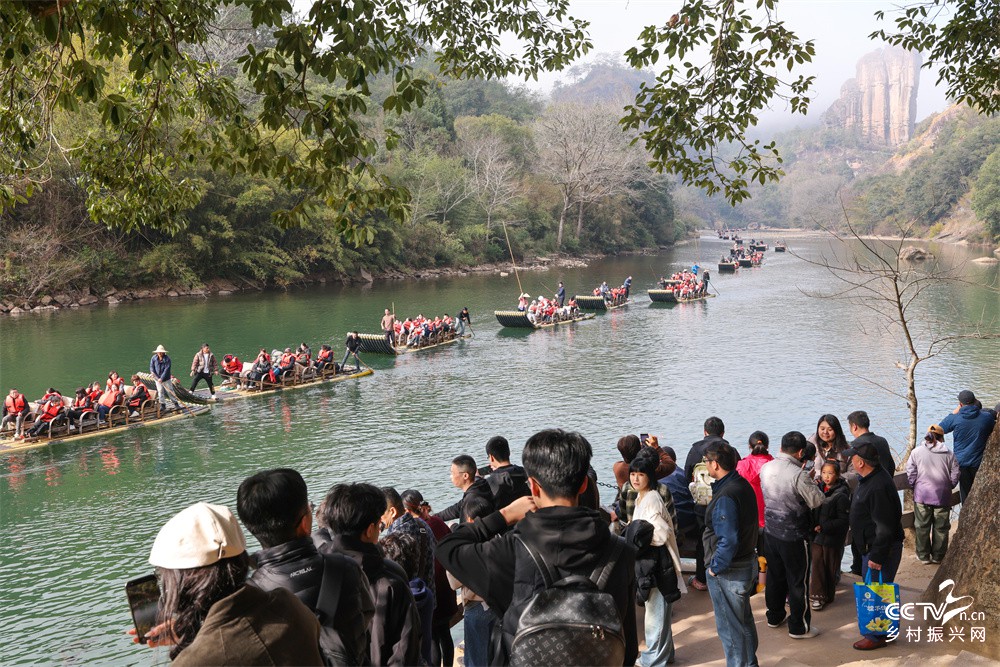 福建武夷山：迎来春节旅游高峰