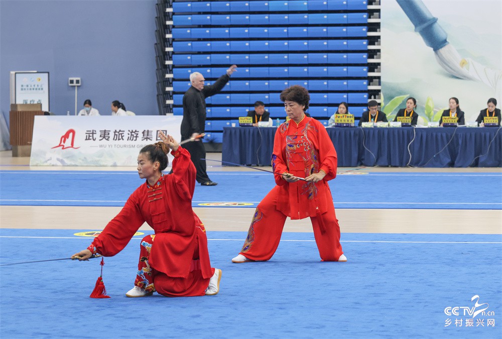福建武夷山：千名太极选手接续比拼