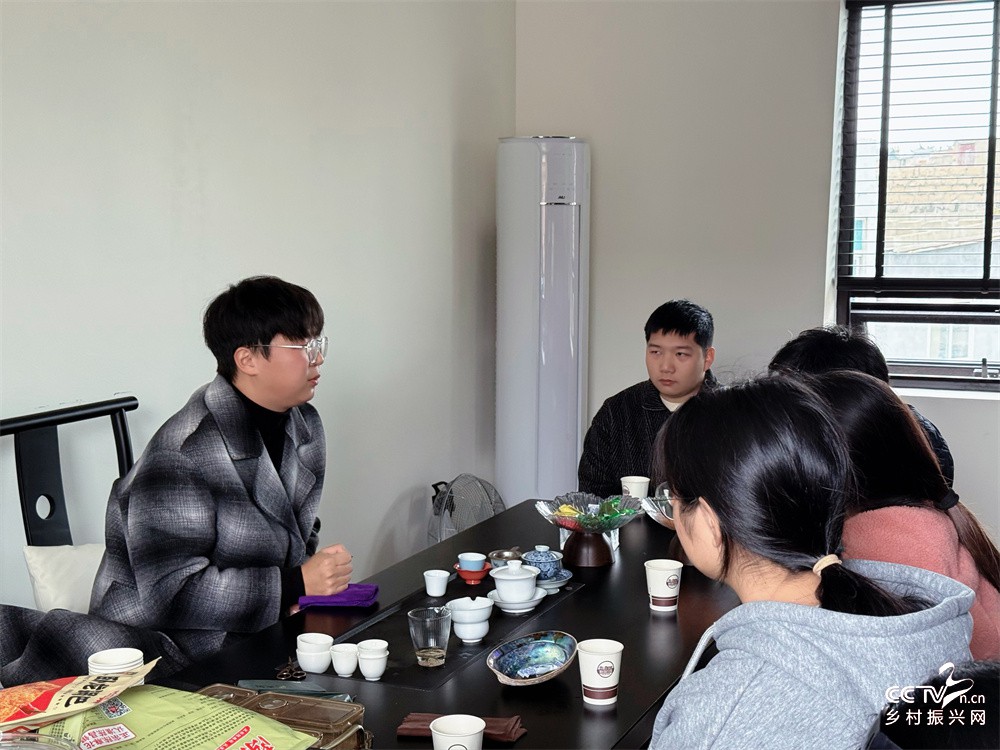 图2：念翼鹏与实践队成员 - 副本.jpg