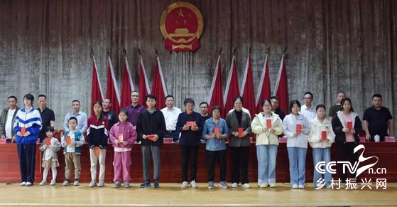 湖南省双峰县花门镇商会再行善举  百···