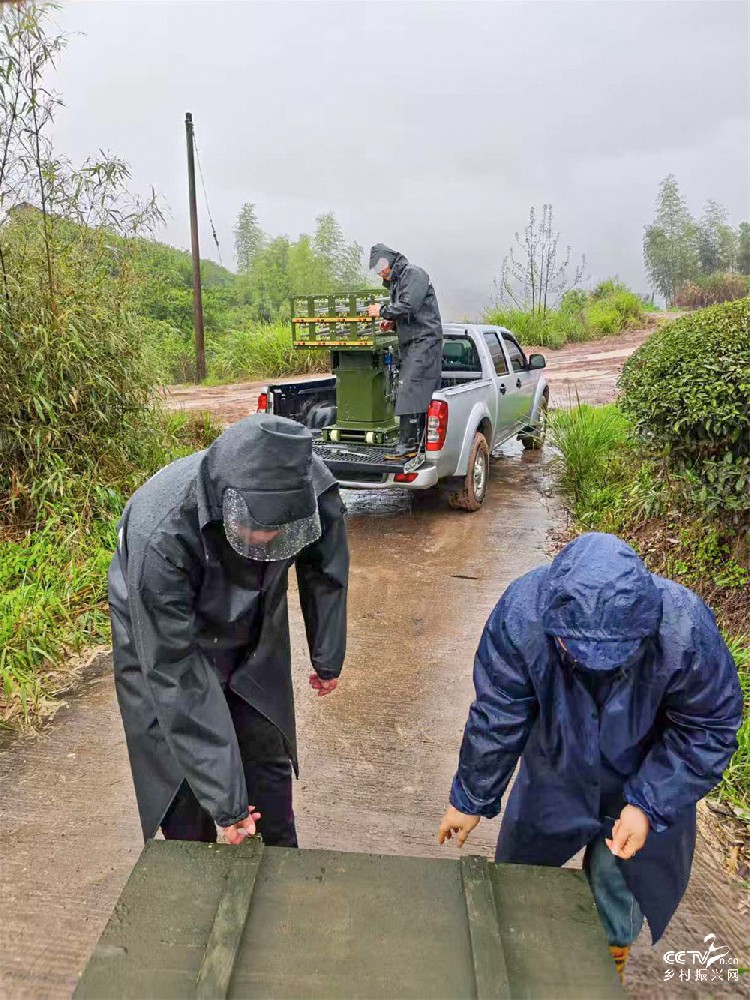 福建武夷山：人工防雹保障早春农作物生···