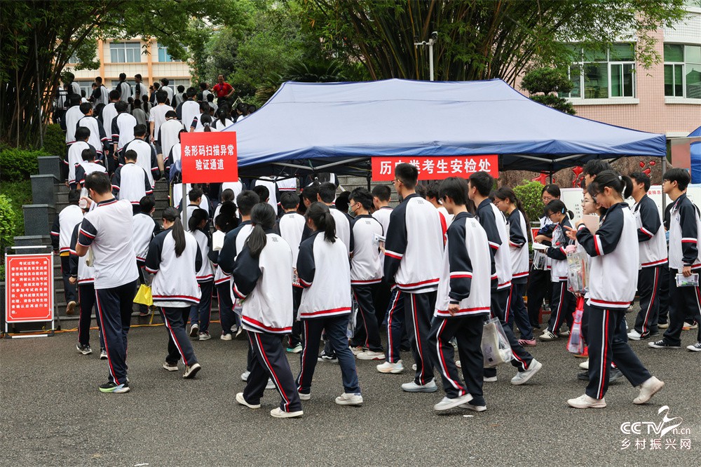 福建武夷山：高考学子迈入考场