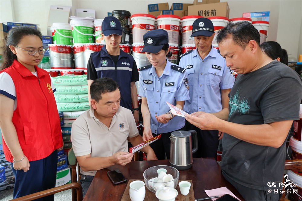 福建武夷山：反诈宣传进一线 守护群众···
