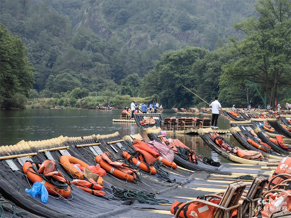 福建武夷山：暑气蒸腾武夷热 九曲竹筏···