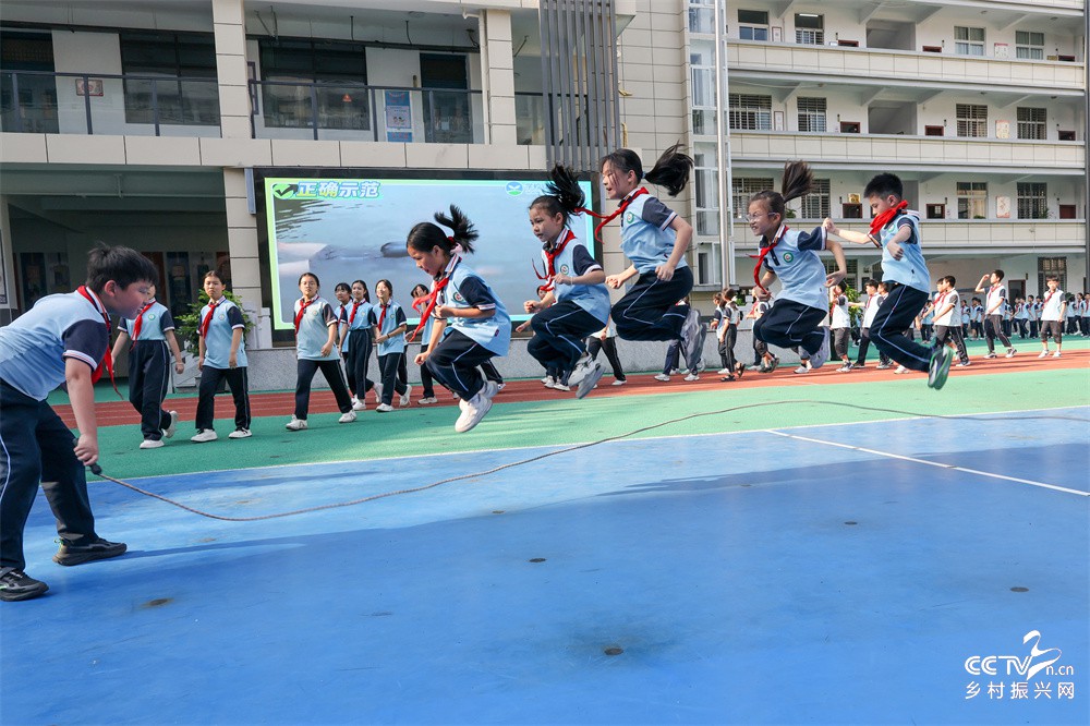 福建武夷山：绳彩飞扬强体魄 传统运动···